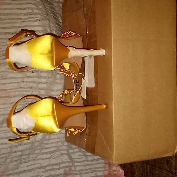 Shoes - Picture 3 of 4